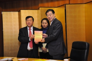 代表 張鈴華(中央本人;右:京都府山田知事;左:台湾新竹県知事)